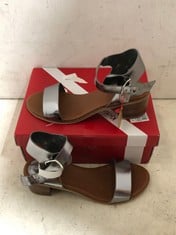 KICKERS VOLOU METALLIC LEATHER SANDALS GREY SIZE 41