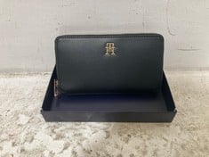 TOMMY HILFIGER CHAIN DETAIL TOTE BAG BLACK RRP- £141 TO INCLUDE TOMMY HILFIGER MONOGRAM ZIP AROUND WALLET BLACK TOTAL RRP- £266