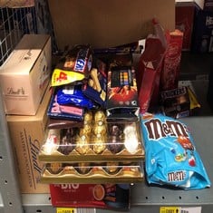 QUANTITY OF FOOD & DRINK ITEMS TO INCLUDE M&M'S SALTED CARAMEL & MILK CHOCOLATE PARTY BULK BAG, CHOCOLATE GIFT & MOVIE NIGHT SNACKS, 800G - SOME MAY BE PAST BEST BEFORE: LOCATION - C RACK