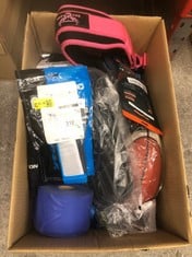 QUANTITY OF SPORTS AND EXERCISE ITEMS TO INCLUDE 12V PCK PENN ULTRA BLUE RACQUETBALLS: LOCATION - D RACK