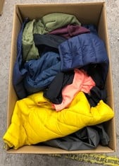 QUANTITY OF ADULT CLOTHING TO INCLUDE NAVY PUFFER JACKET SIZE XXL: LOCATION - F RACK