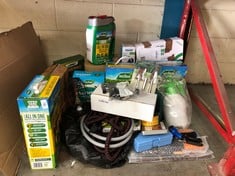 QUANTITY OF ASSORTED GARDEN ITEMS TO INCLUDE LAWN ALL IN ONE LAWN FEED: LOCATION - LEFT RACKS(COLLECTION OR OPTIONAL DELIVERY AVAILABLE)