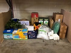 QUANTITY OF ASSORTED GARDEN ITEMS TO INCLUDE HOZELOCK SUPERHOZE 30M: LOCATION - LEFT RACKS(COLLECTION OR OPTIONAL DELIVERY AVAILABLE)