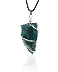 QUANTITY OF ASSORTED ITEMS TO INCLUDE NARIBABU BLOODSTONE NECKLACE - CRYSTAL PENDANTS - GEMSTONE NECKLACE - BLOODSTONE JEWELLERY - CRYSTAL JEWELLERY FOR WOMEN - CRYSTALS AND GEMSTONES - PENDANT CRYST