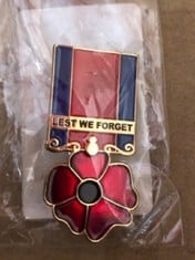 QUANTITY OF ITEMS TO INCLUDE POPPY BADGES AND PINS 2024 REMEMBRANCE DAY POPPY PIN BADGE BROOCH UNION JACK FLAG LEST WE FORGET - TOTAL RRP £166: LOCATION - D RACK