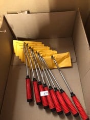 8 X SHANFEEK HOE GARDENING TOOLS HOLLOW HOE FOR WEEDING 38CM WEED REMOVAL TOOL FOR YARD WITH RUBBER NON-SLIP HANDLE(RED) - TOTAL RRP £120: LOCATION - D RACK