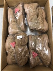 QUANTITY OF ASSORTED ITEMS TO INCLUDE WOMENS WINTER BOOTS SIZE 5.5 UK: LOCATION - E RACK