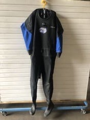 AZDRY CP1 SPORT DIVING SUIT, SIZE L, BOOTS SIZE 10