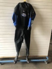 AZDRY CP1 SPORT DIVING SUIT, SIZE L, BOOTS SIZE 11