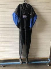 AZDRY CP1 SPORT DIVING SUIT, SIZE M/L, BOOTS SIZE 9