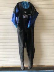 AZDRY CP1 SPORT DIVING SUIT, SIZE M, BOOTS SIZE 9