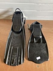 2 X PAIRS OF FINS TO INC MARES AVANTI QUATTRO XL