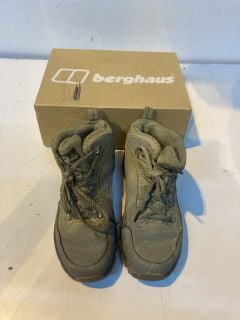 JACK WOLFSKIN TREK BOOTS  SIZE: 8