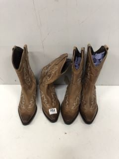 2 X COWBOY BOOTS SIZE:  6