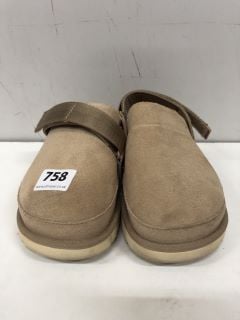 UGG MULE SLIDERS SIZE: 6