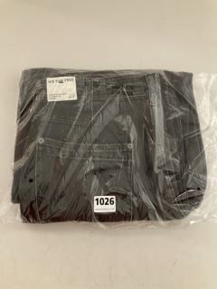 PAIR OF LOREN CARPENTER BARREL JEANS IN BLACK - SIZE 28 - RRP £140