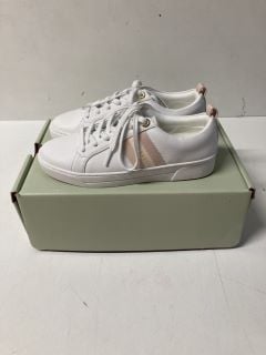 PAIR OF TED BAKER LONDON RILEY 100 TRAINERS - SIZE UK 4