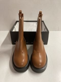 PAIR OF DELPHINE STYLE BOOTS IN TAN - SIZE UK 4