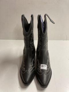 PAIR OF WOMEN'S COWBOY BOOTS IN BLACK - SIZE UK 7