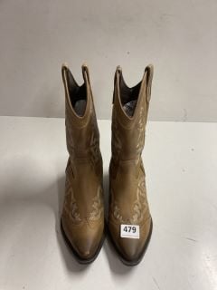 PAIR OF WOMEN'S COWBOY BOOTS IN BROWN - SIZE UK 8