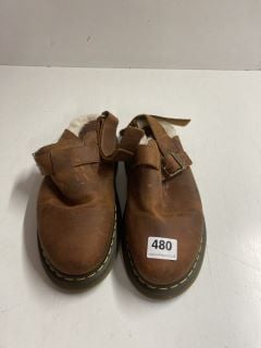 PAIR OF DR MARTENS SLIPPERS IN BROWN - SIZE UK 9