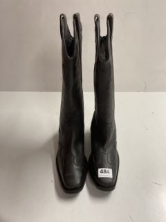 PAIR OF WOMEN'S COWBOY BOOTS IN BLACK - SIZE UK 5