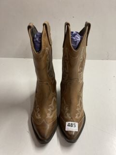 PAIR OF WOMEN'S COWBOY BOOTS IN BROWN - SIZE UK 6