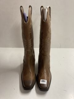 PAIR OF WOMEN'S COWBOY BOOTS IN BROWN - SIZE UK 8