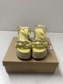 PAIR OF RIVER ISLAND BLOCK SANDALS IN YELLOW - SIZE UK 3