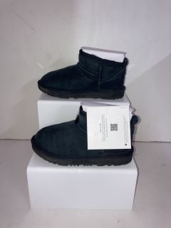 UGG KIDS CLASSICS SIZE 12 (JUNIOR)