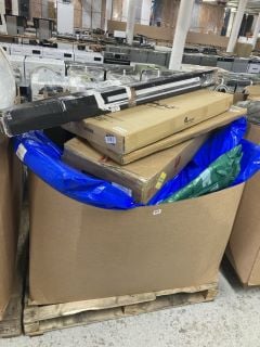 PALLET OF VARIOUS ITEMS INC. THULE WING BAR EVO 135