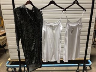 2X EB&IVE BASIC WHITE SLIP TEE SIZE SMALL AND MEDIUM X1 NU DENMARK NU LABEL ANIMALISTIC PATTERN GREY SIZE SMALL