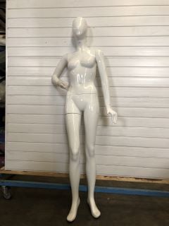 FEMALE DISPLAY MANNEQUIN (5.8 FOOT)