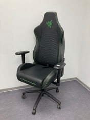 CHAIR RAZER BY GAMERS GREEN AND BLACK ( BROKEN ) .