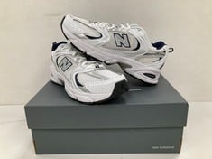 NEW BALANCE TRAINERS MODEL MR530SG COLOUR WHITE AND NAVY BLUE SIZE 41,1/2 - LOCATION 32A.