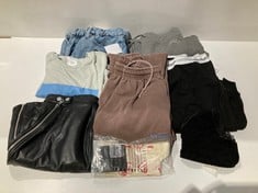 8 X ASSORTMENT OF CLOTHING VARIOUS BRANDS AND SIZES INCLUDING OAKLEY GREEN T-SHIRT SIZE M - LOCATION 20A.