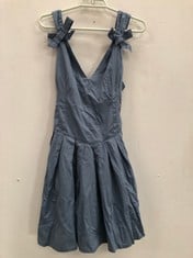 5 X DESIGNER DRESSES VARIOUS SIZES BLUE (TOTAL P.V.P 440€) - LOCATION 37B.