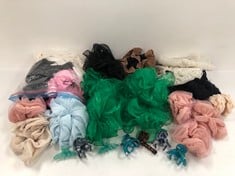 VARIETY OF SCRUNCHIES AND CLIPS VARIOUS MODELS AND COLOURS (TOTAL P.V.P 600€) - LOCATION 38B.