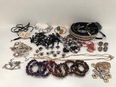 VARIETY OF COSTUME JEWELLERY INCLUDING BELT (TOTAL P.V.P 900€) - LOCATION 38B.