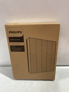 BOX OF ITEMS TO INCLUDE PHILLIP REPLACEMENT FILTER FY2422