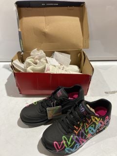 BOX OF ITEMS TO INCLUDE REEBOK WHITE AND PINK TRAINERS SIZE 7