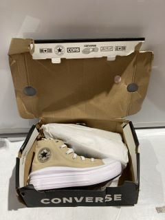 BOX OF ITEMS TO INCLUDE KIDS BEIGE CONVERSE SIZE 1