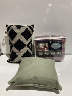 BOX OF VARIOUS BEDDING ITEMS TO INCLUDE FAUX-FUR SHEXPA COMORTER SET