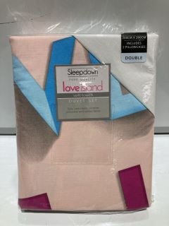 BOX OF ASSORTED BEDDING ITEMS SLEEPDOWN LOVE ISLAND SOFT TOUCH DUVET SET, DOUBLE