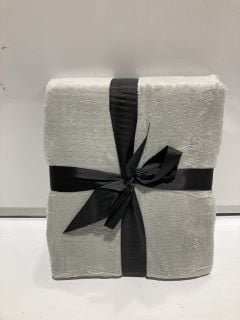 BOX OF GIFTDECOR LIGHT GREY CORAL BLANKETS