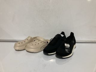 QTY OF ASSORTED ITEMS TO INCLUDE SKECHERS LITE WEIGHT UK 9