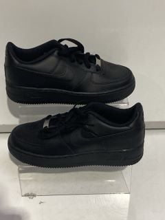 QTY OF ASSORTED SHOES TO INCLUDE BLACK AIR FORCES UK 5.5