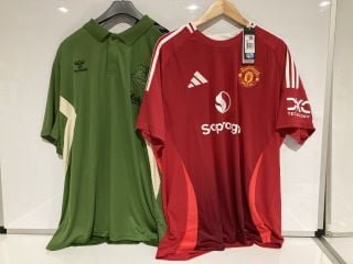 AN ASSORTMENT OF CLOTHING ITEMS TO INCLUDE JAMAICA ADIDAS FOOTBALL FEDERATION TOP SIZE M