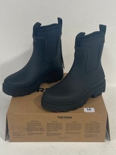 TRETORN YUN RUBBER BOOTS IN BLACK UK SIZE 6.5 - RRP £160: LOCATION - FRONT BOOTH