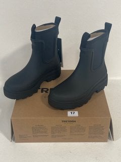 TRETORN YUN RUBBER BOOTS IN BLACK UK SIZE 6 - RRP £160: LOCATION - FRONT BOOTH